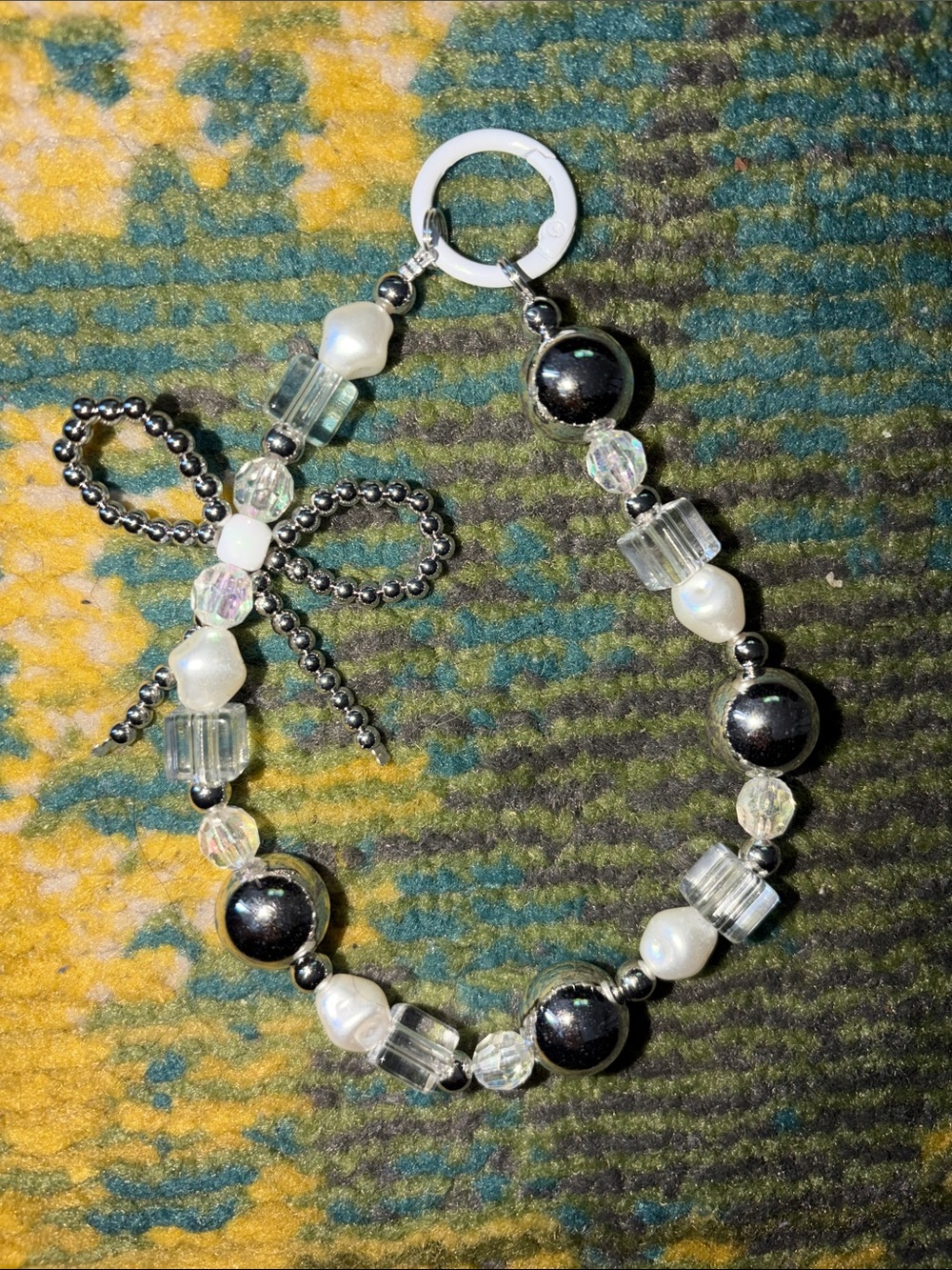 Y2K Pearl & Silver Bow Charm Accessory | Aesthetic Beaded Keychain